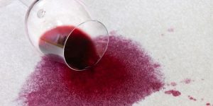 Cómo quitar manchas de vino tinto en textiles del hogar