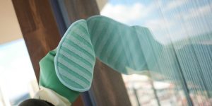 Cómo quitar una pegatina de un cristal o vinilo